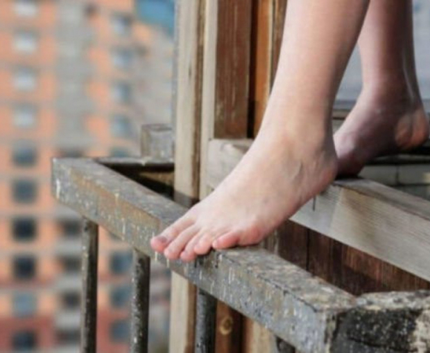 В Баку студентка погибла, выпав с балкона