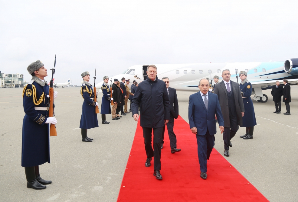 Президент Румынии прибыл с официальным визитом в Азербайджан - ФОТО