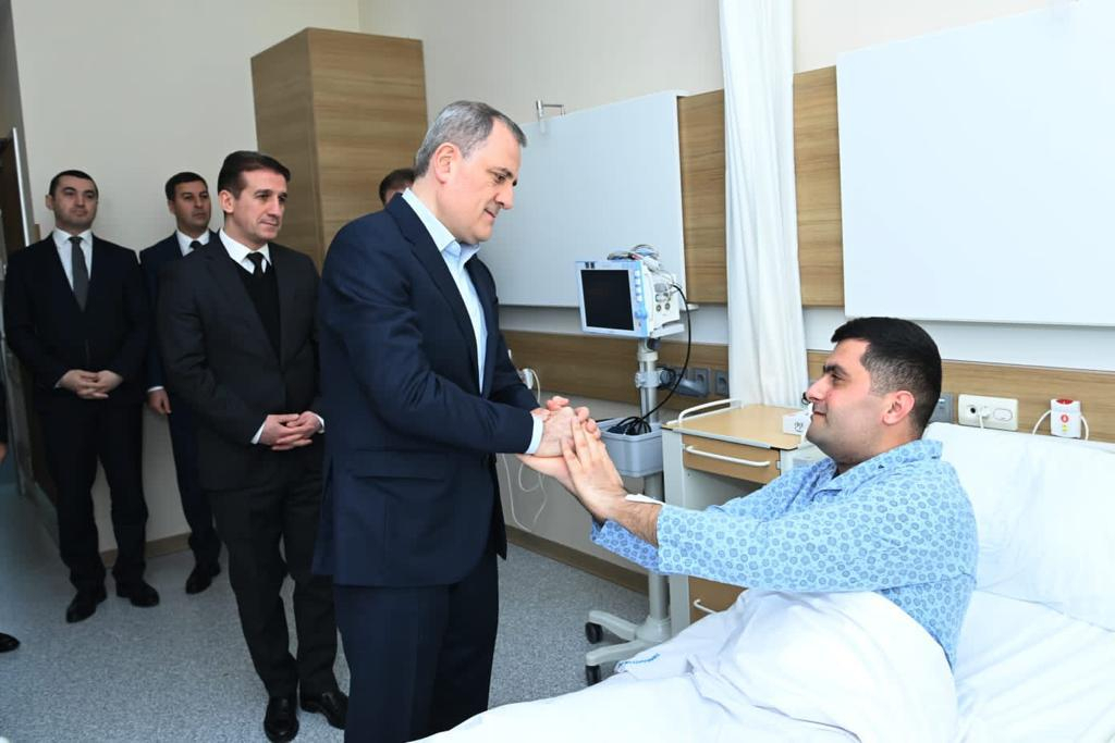 Глава МИД Азербайджана навестил раненых при нападении на посольство в Тегеране - ФОТО