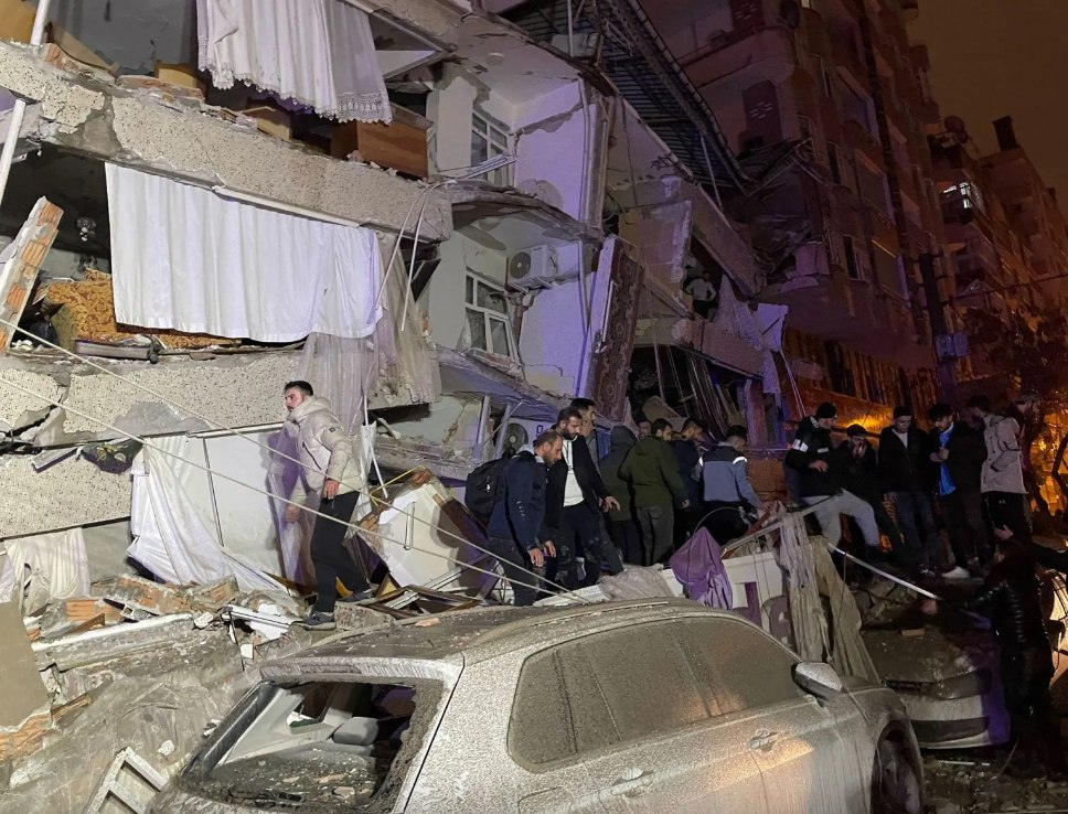 Момент страшного землетрясения в Турции попал на камеру
