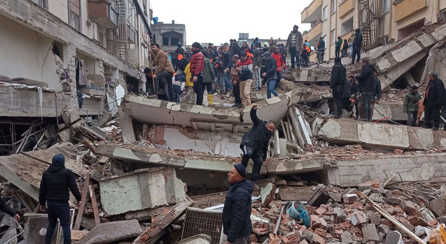 В Турции из-под завалов вызволили сестер-студенток из Азербайджана