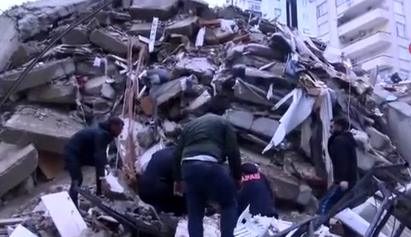 Турецкие спортсмены остались под завалами рухнувшего отеля - ФОТО