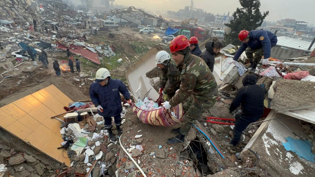 Азербайджанские спасатели в Кахраманмараше извлекли из-под завалов тело 1 человека - ВИДЕО