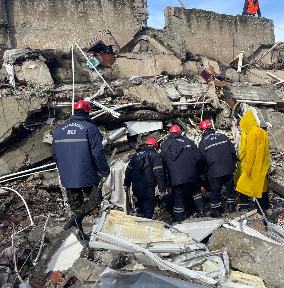 Спасатели МЧС Азербайджана спасли из-под обломков 3 человек в Турции - ФОТО