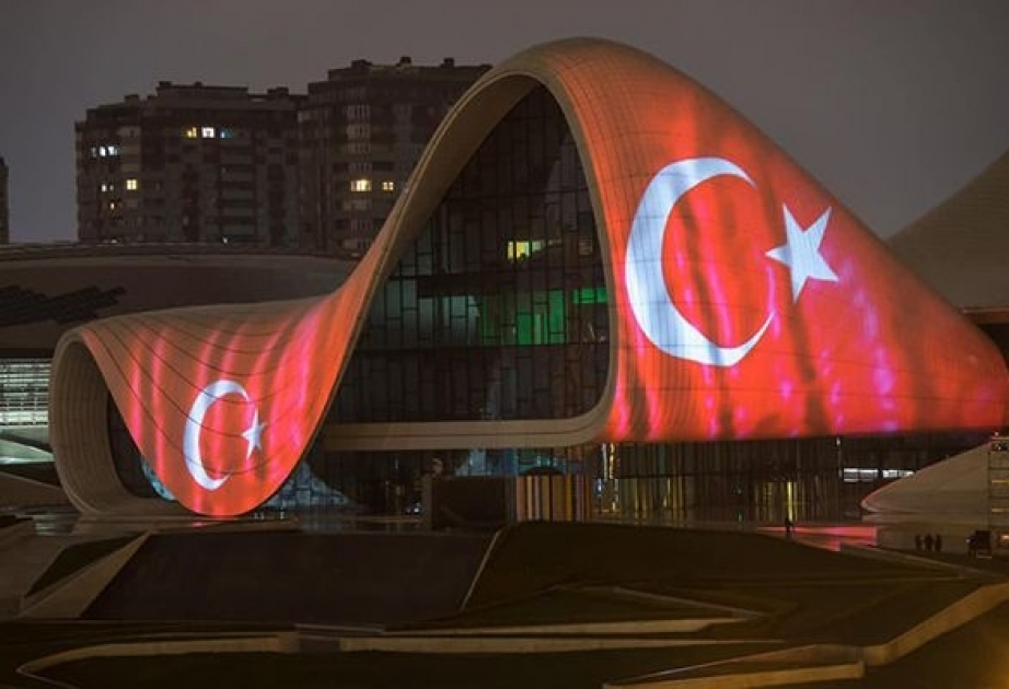 Здание Центра Гейдара Алиева освещено цветами флага Турции