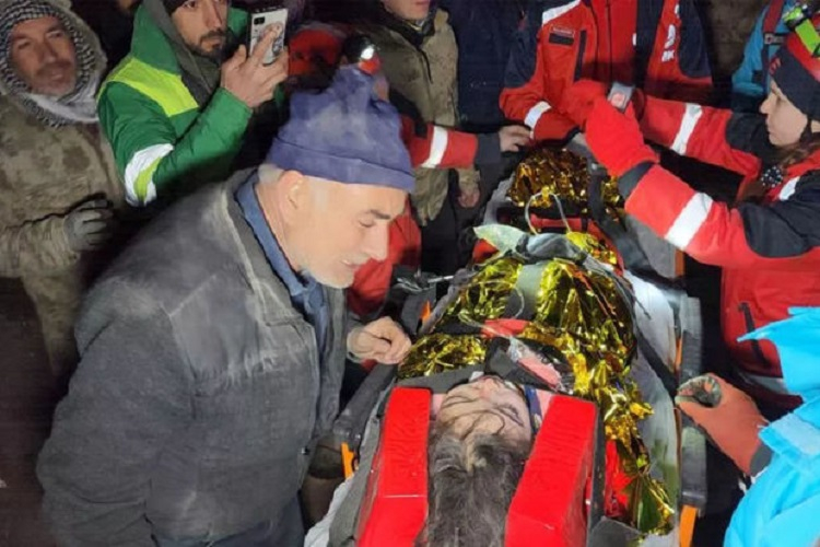В Турции спасли из-под завалов 10-летнюю девочку спустя 47 часов