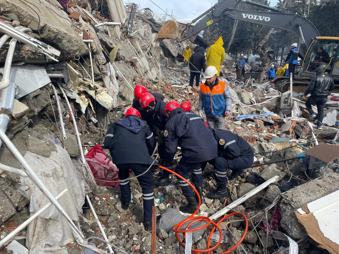 Спасатели МЧС Азербайджана извлекли из-под завалов в Турции 37 человек - ВИДЕО