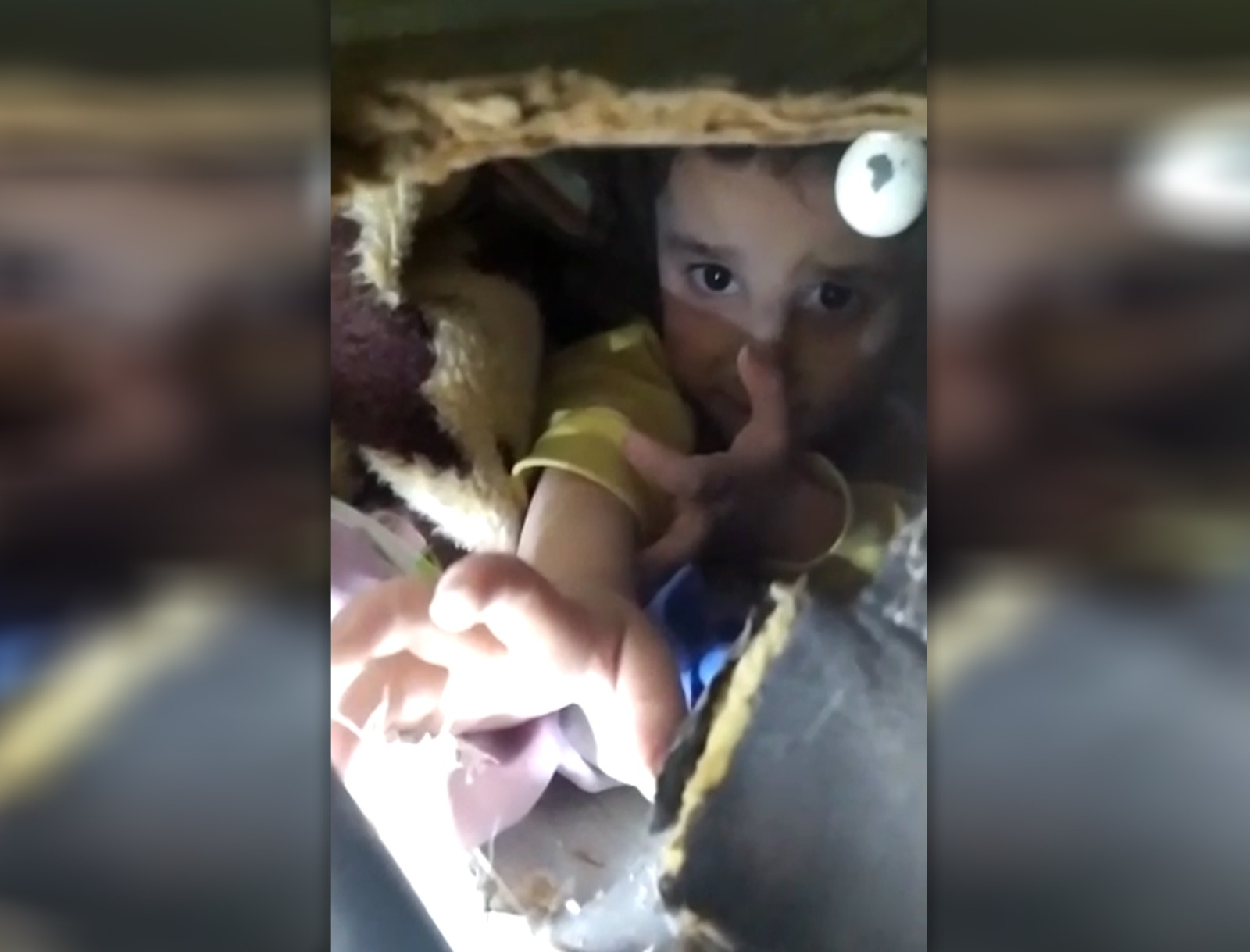 Азербайджанские спасатели вытащили живым из-под завалов ребенка спустя 3 дня - ВИДЕО