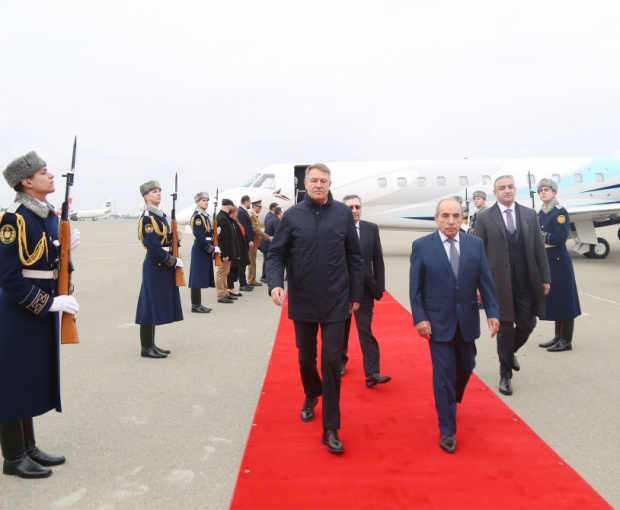 Президент Румынии прибыл с официальным визитом в Азербайджан - ФОТО