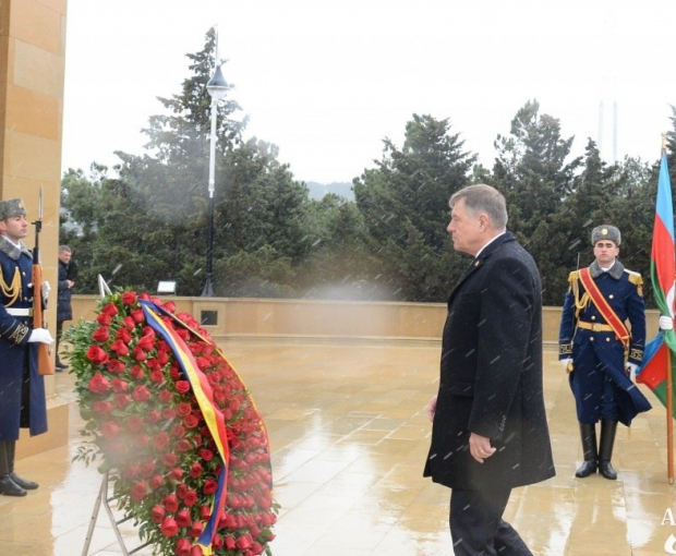 Президент Румынии Клаус Йоханнис посетил Аллею шехидов - ФОТО