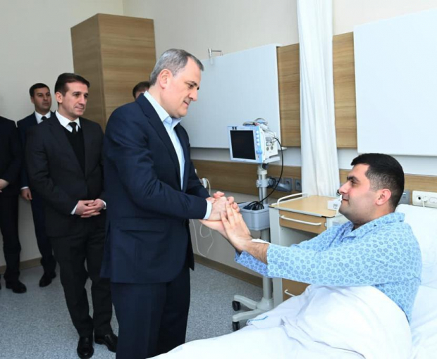 Глава МИД Азербайджана навестил раненых при нападении на посольство в Тегеране - ФОТО