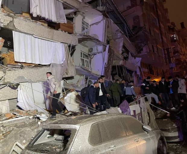 Момент страшного землетрясения в Турции попал на камеру