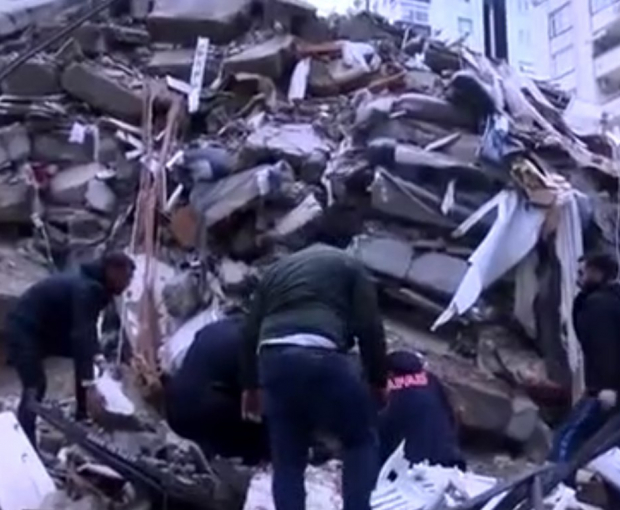 Турецкие спортсмены остались под завалами рухнувшего отеля - ФОТО