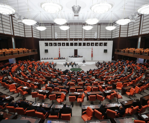 Парламент Турции приостановил работу