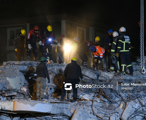 Спасательные работы в Газиантепе продолжались всю ночь - ФОТОРЕПОРТАЖ PhotoStock.az