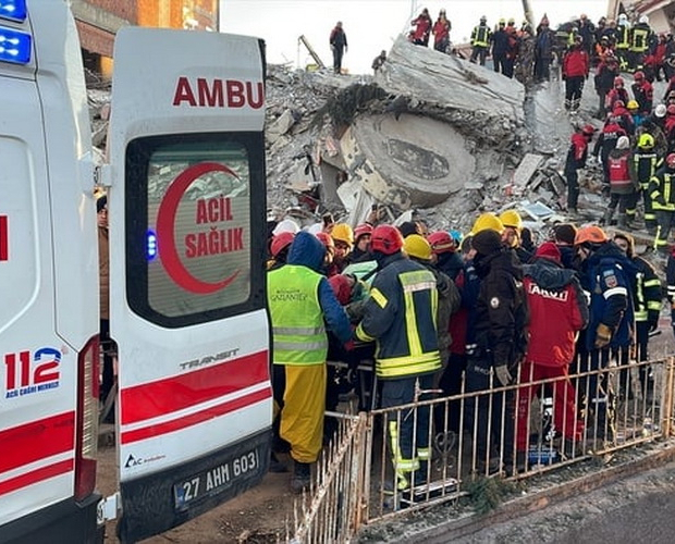 Чудесное спасение: в Газиантепе из-под завалов спустя 76 часов извлекли трех человек - ВИДЕО