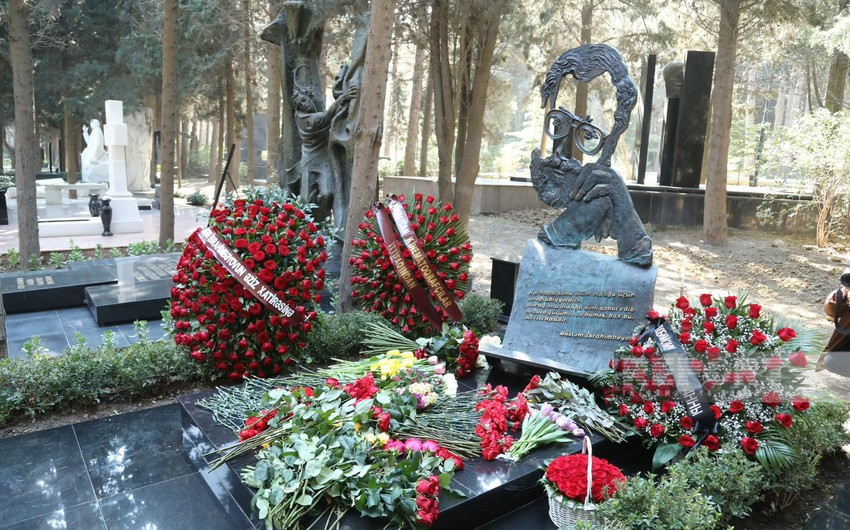В Баку состоялось открытие надгробного памятника Рустаму Ибрагимбекову - ФОТО