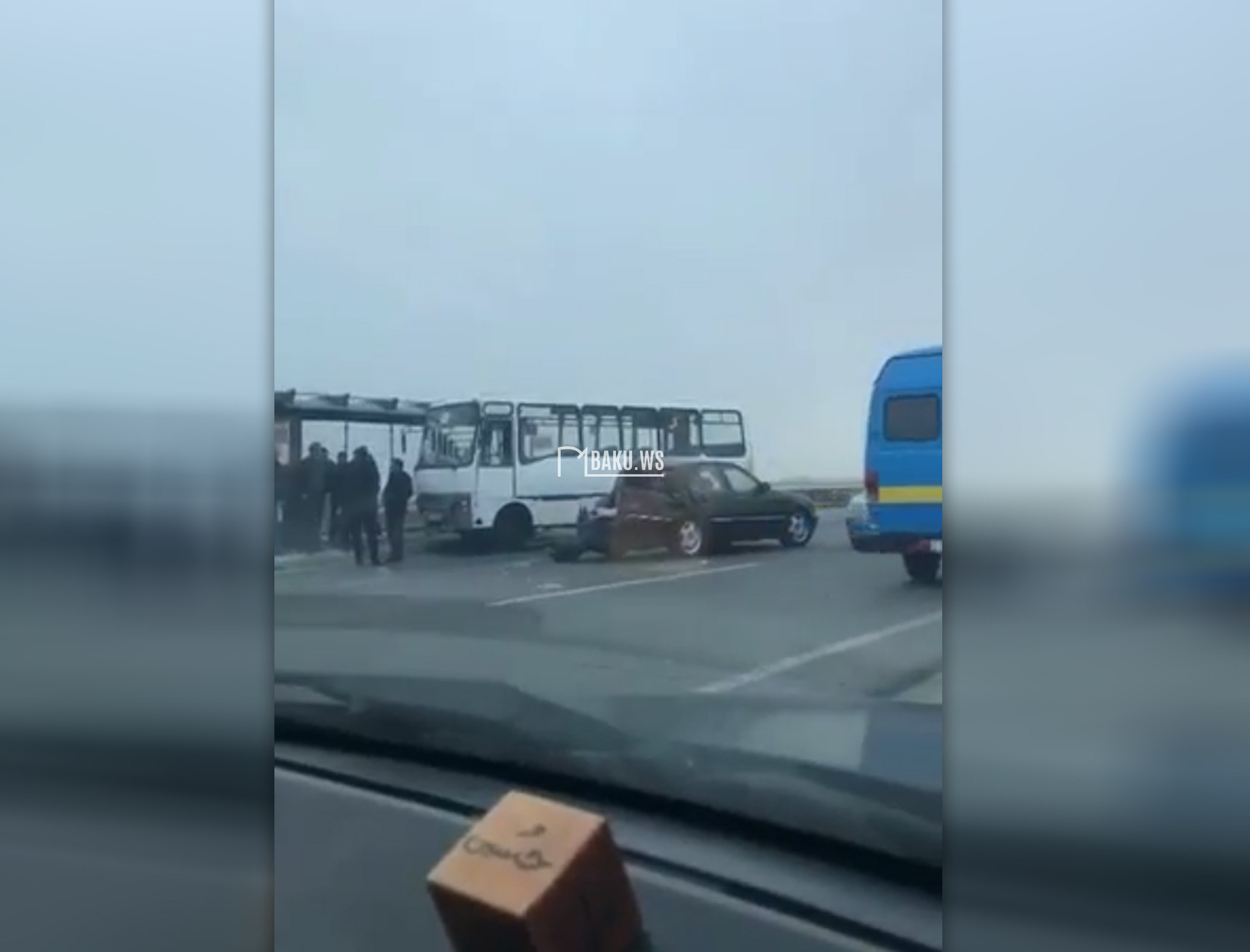 Тяжелое ДТП в Баку: Пассажирский автобус столкнулся с легковушкой - ВИДЕО