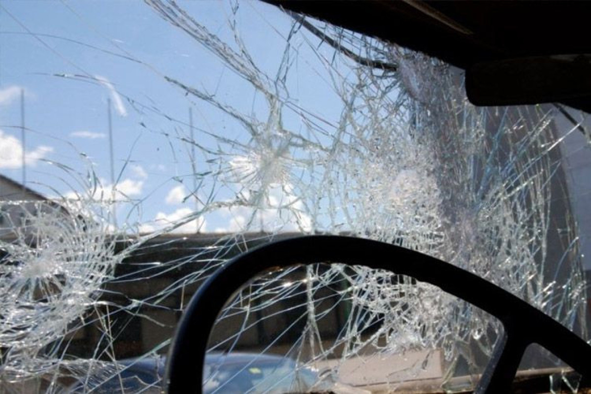 В Джалилабаде перевернулся автомобиль, пострадали 3 человека