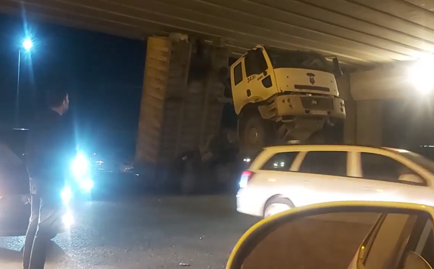В Баку грузовик устроил аварию - ВИДЕО