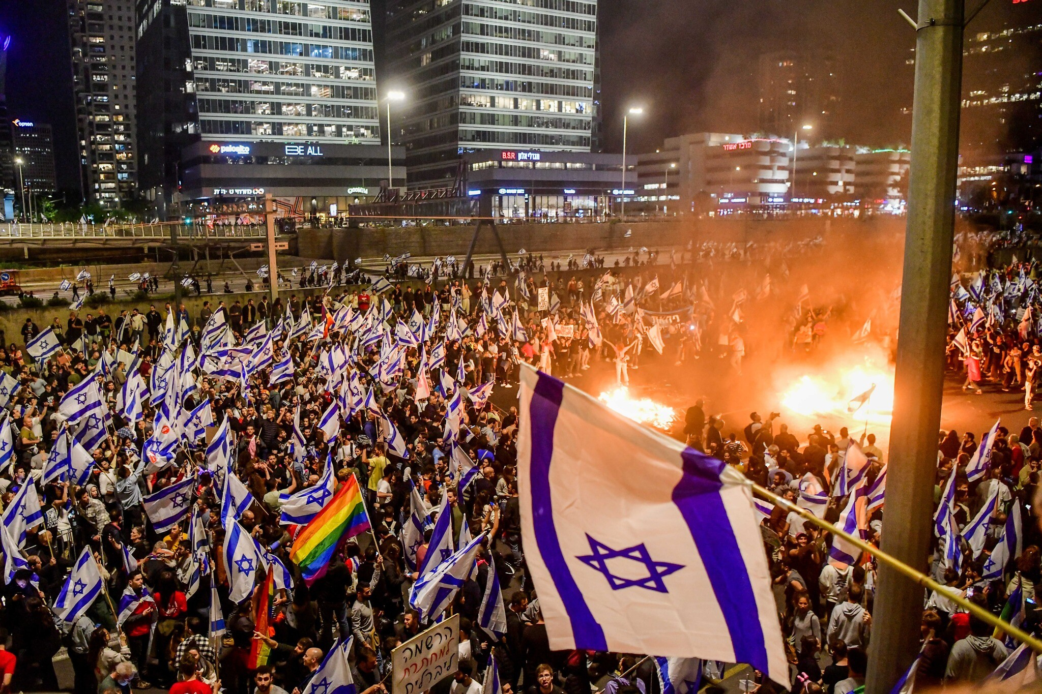 В Израиле после отставки министра обороны начались стихийные протесты оппозиции - ВИДЕО