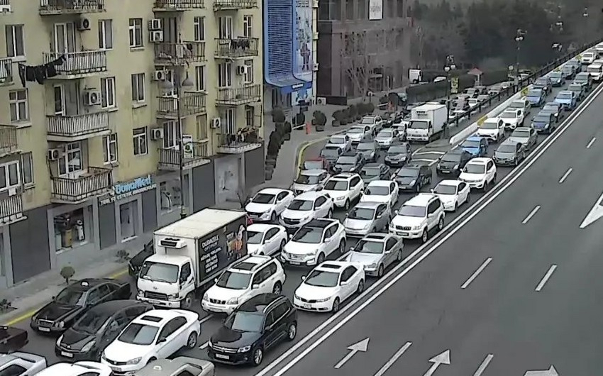 На ряде улиц и проспектов Баку затруднено движение транспорта - СПИСОК