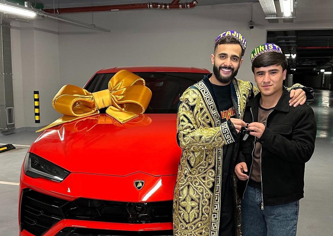 Гусейн Гасанов подарил своему подписчику автомобиль за 663 тысячи манатов - ВИДЕО