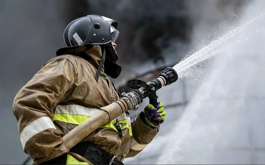 В результате пожара в жилом здании в Баку один человек отравился дымом - ОБНОВЛЕНО
