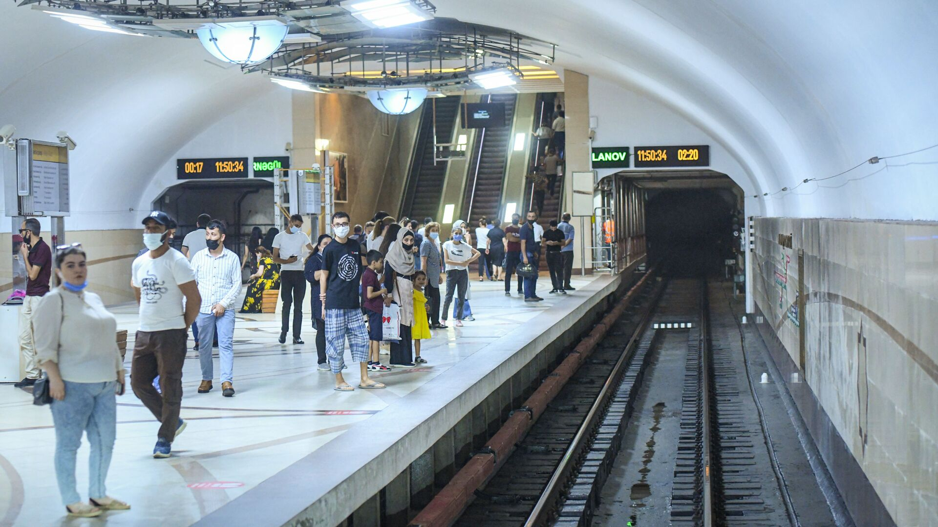 В бакинском метро пассажир открыл межвагонную дверь во время движения поезда - ВИДЕО