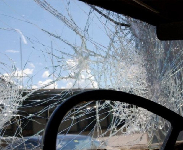 В Джалилабаде перевернулся автомобиль, пострадали 3 человека