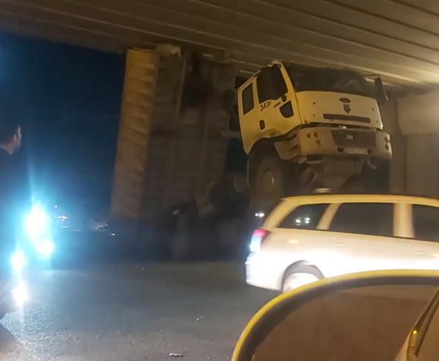 В Баку грузовик устроил аварию - ВИДЕО
