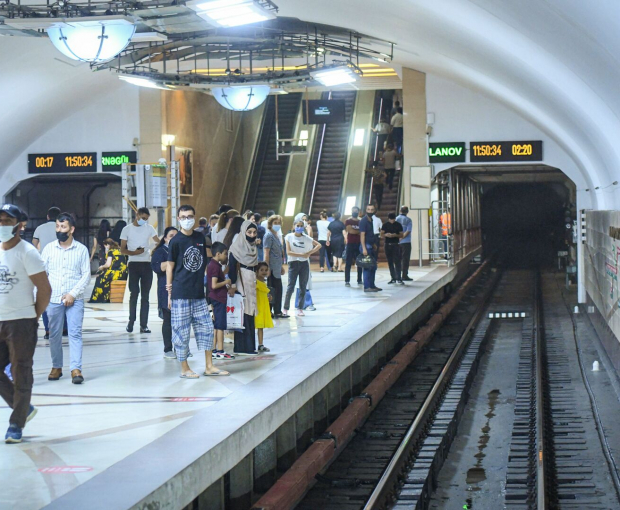 В бакинском метро пассажир открыл межвагонную дверь во время движения поезда - ВИДЕО