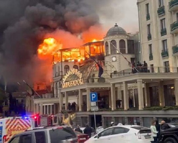 В центре Тбилиси горит отель - ВИДЕО