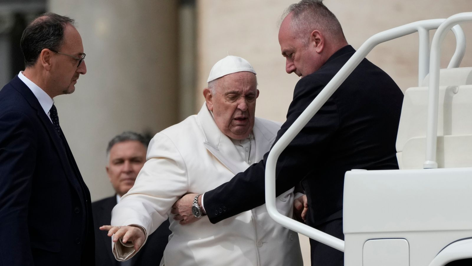 Папа Римский выписан из больницы