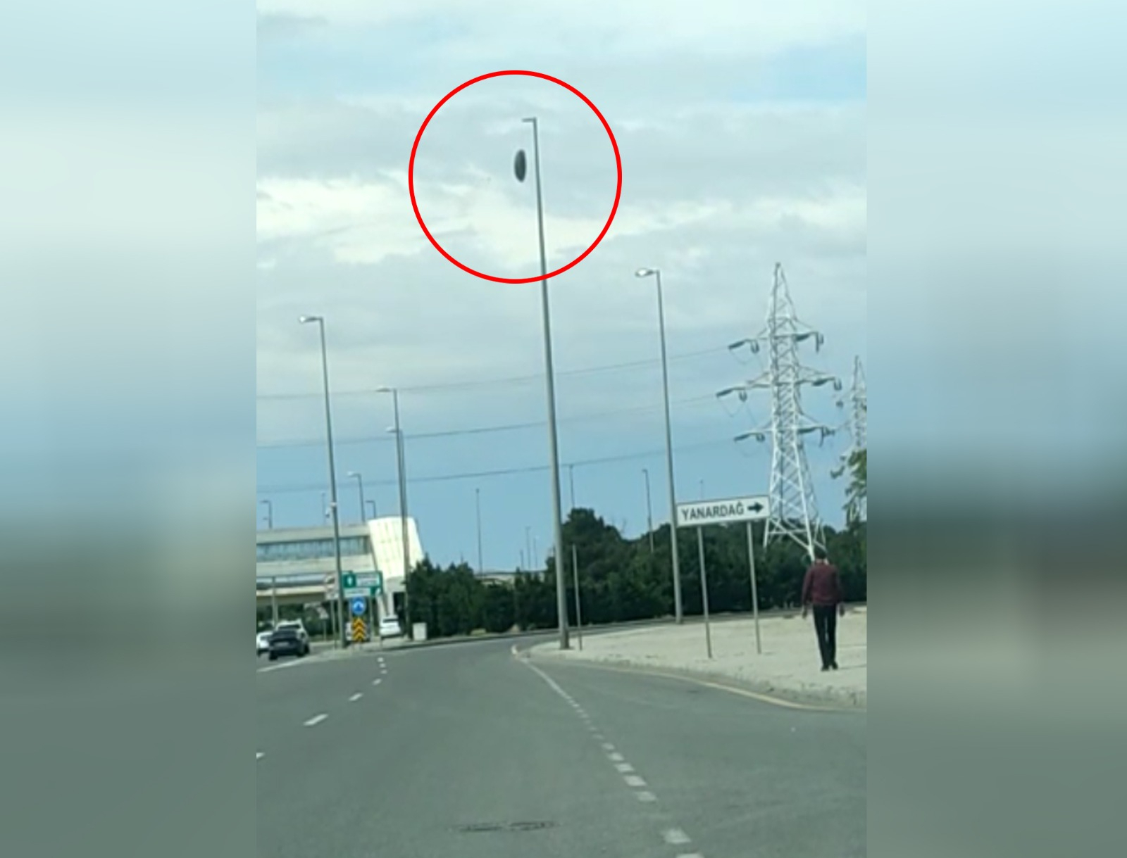 ВНИМАНИЮ водителей! На этой дороге в Баку возникла опасная ситуация - ВИДЕО