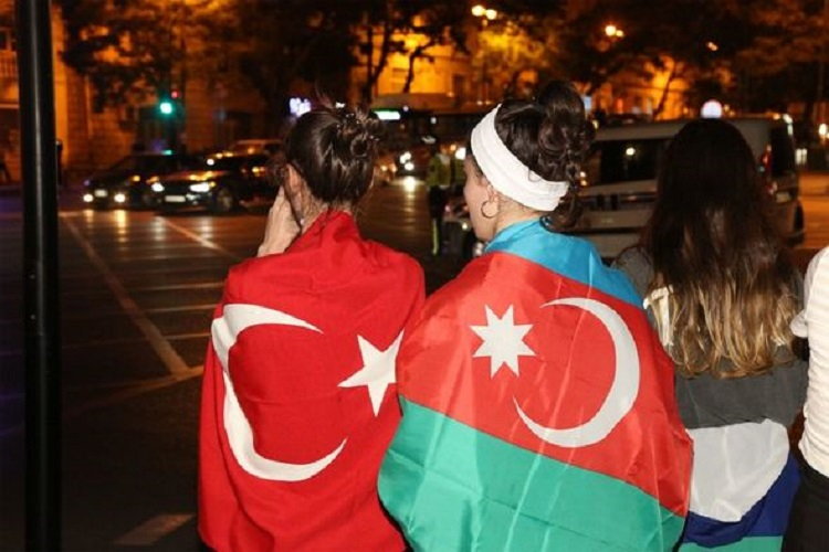 Жители Баку с радостью встретили новость о победе Эрдогана на выборах в Турции - ВИДЕО
