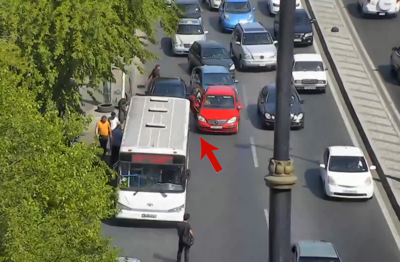 Тревожные моменты на Тбилисском проспекте: у водителя остановилось сердце прямо за рулем - ВИДЕО