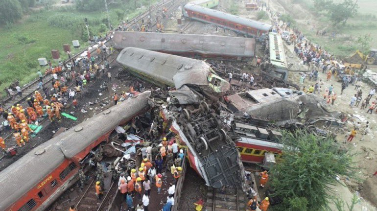 В Индии столкнулись поезда: около 300 человек погибли - ВИДЕО