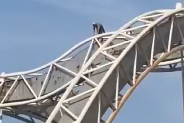 В Баку мужчина пытался броситься с моста - ВИДЕО