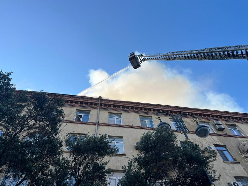Пожар в пятиэтажном жилом доме в Баку полностью потушен - ОБНОВЛЕНО + ВИДЕО
