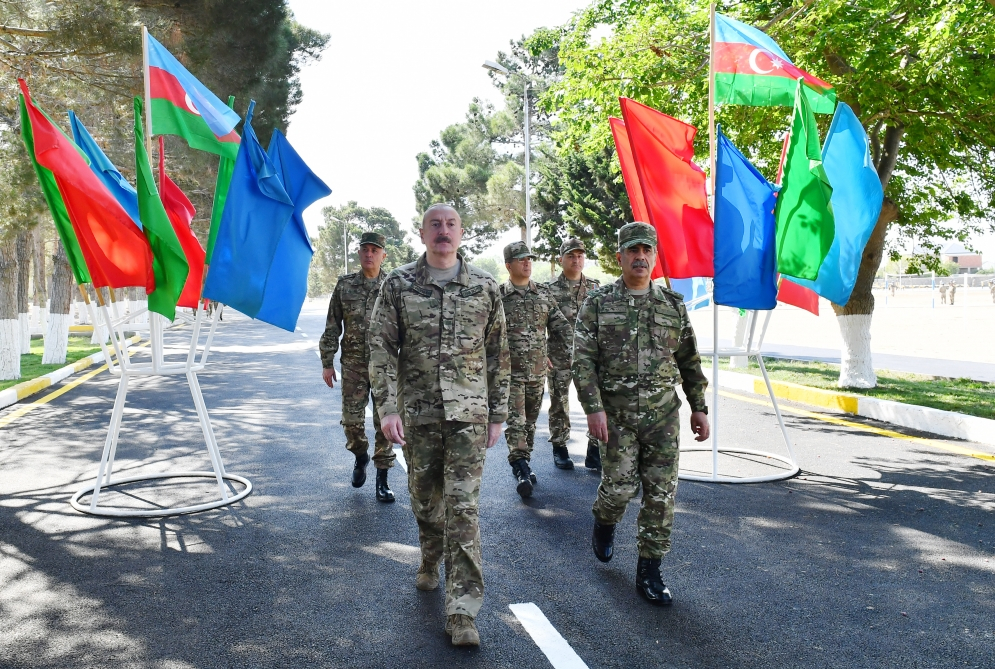 Ильхам Алиев ознакомился с условиями, созданными в одной из воинских частей коммандос - ОБНОВЛЕНО + ФОТО/ВИДЕО