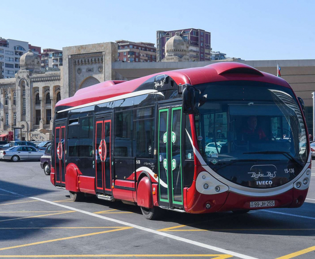 В Баку еще один автобусный маршрут переведен на безналичную оплату