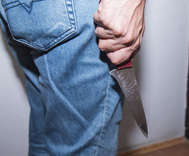 В Азербайджане мужчина искромсал жену ножом