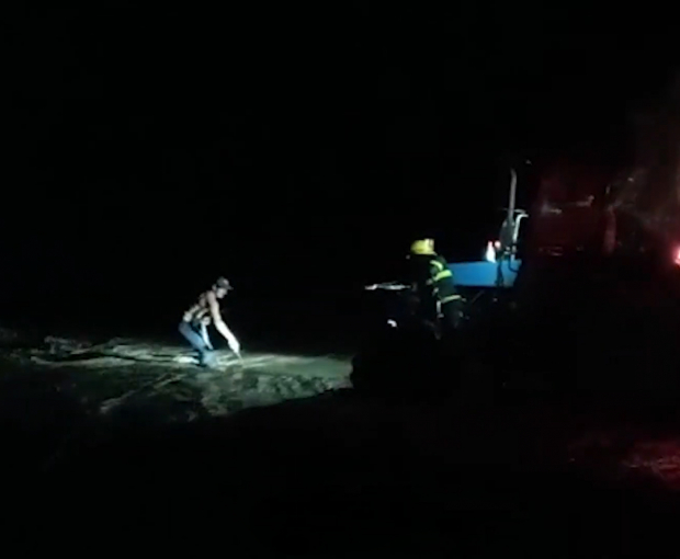В Гахе из-за наводнения грузовик упал в реку - ФОТО