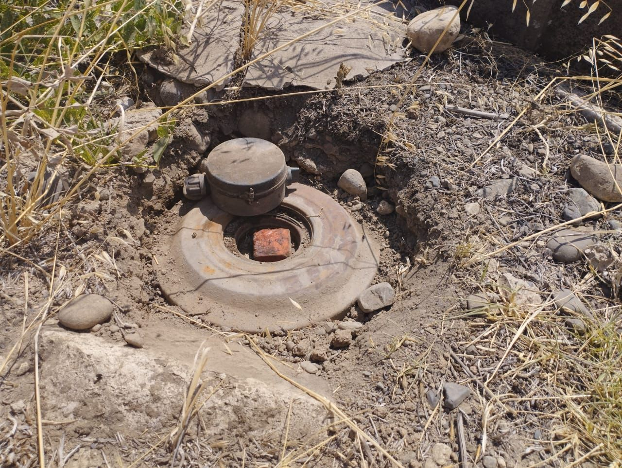 В Физули на кладбище обнаружена мина-ловушка - ФОТО