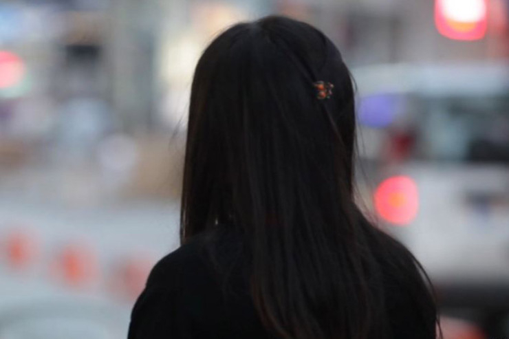 Ночевала на улице: в Баку 17-летняя девочка сбежала из дома, не выдержав издевательств отчима