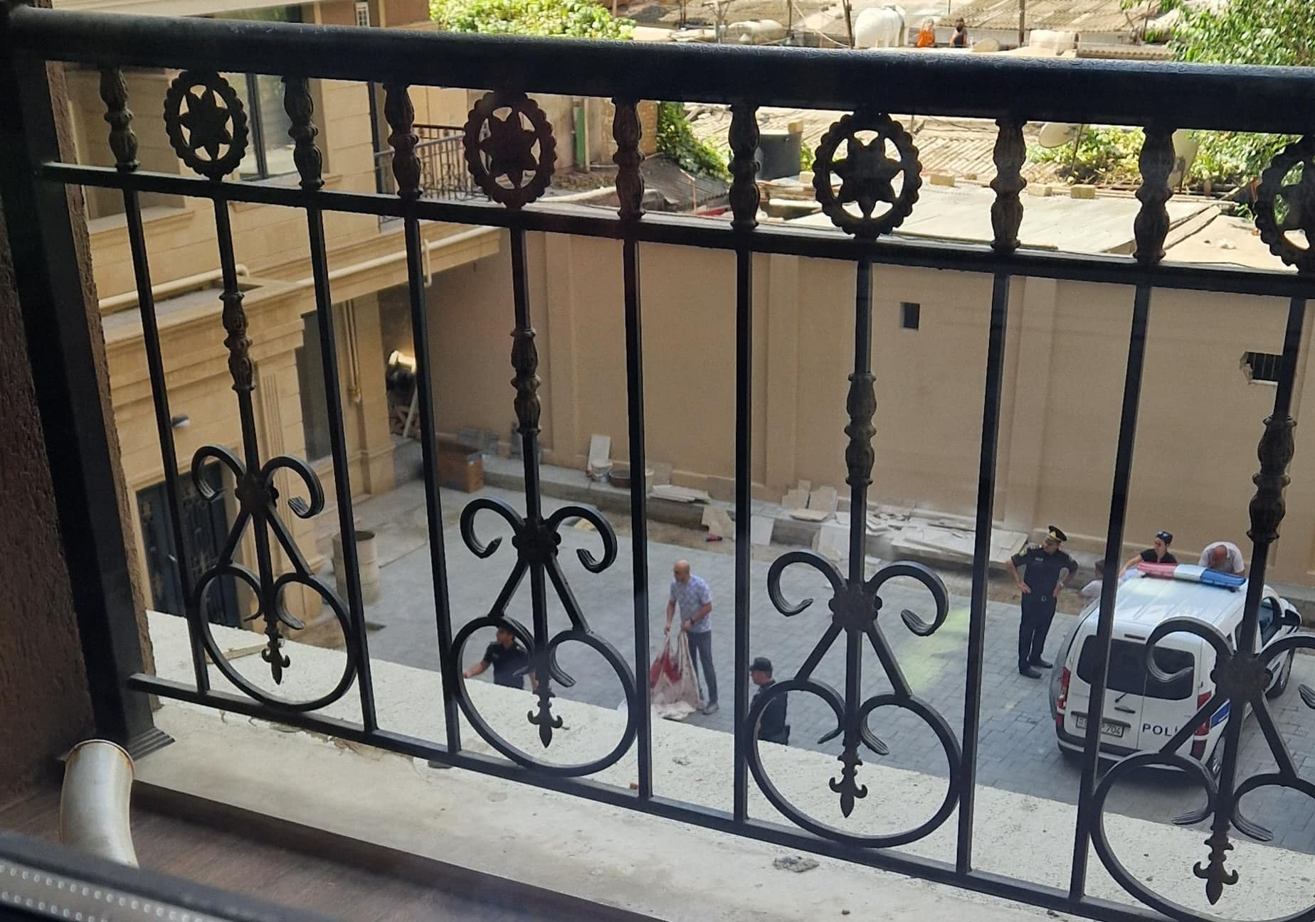 В Баку школьница выбросилась из здания