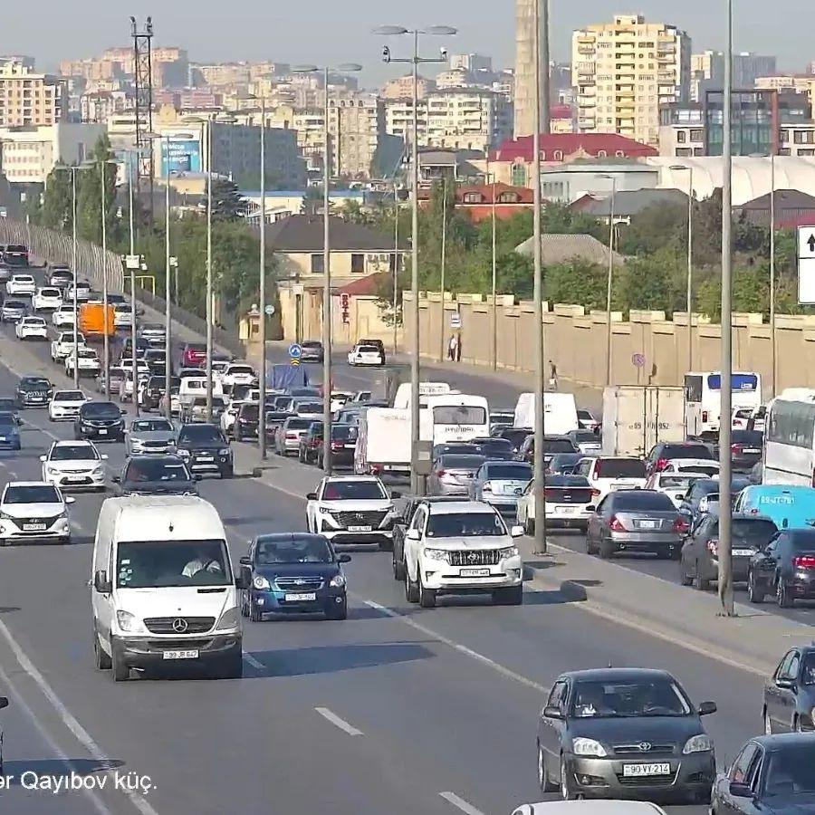 На ряде улиц и проспектов Баку затруднено движение транспорта - СПИСОК