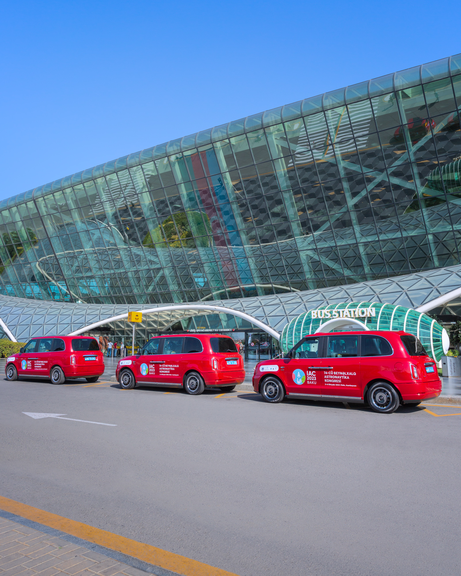 Бакинский аэропорт рекомендует пользоваться услугами только официальных такси - ФОТО