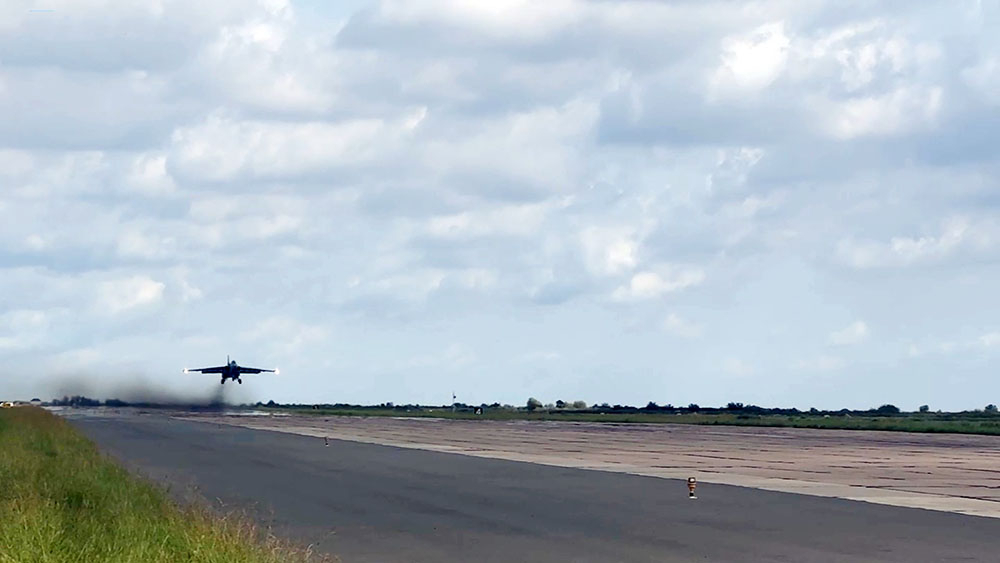 Авиационные средства ВВС выполняют учебно-тренировочные полеты - ВИДЕО
